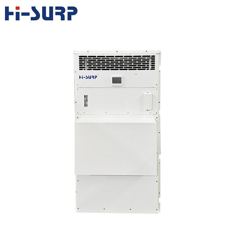 O que torna o ar condicionado industrial com classificação IP54 adequado para instalações externas?